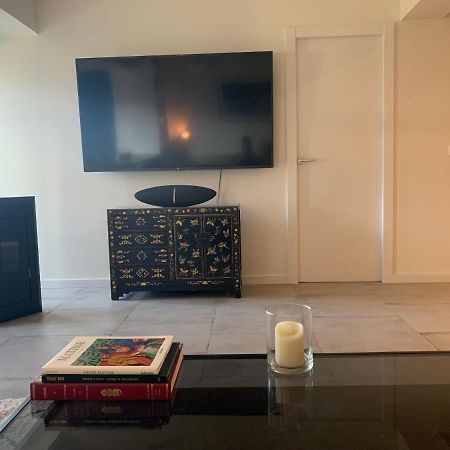 Modern Apartment Ideally Located Портиман Экстерьер фото