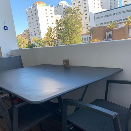 Modern Apartment Ideally Located Портиман Экстерьер фото